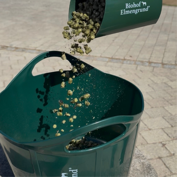 Moosgrüne Futterschüssel vom Biohof Elmengrund